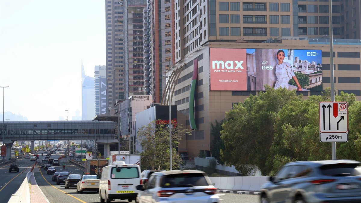 Digital Facade: Sheikh Zayed — By day