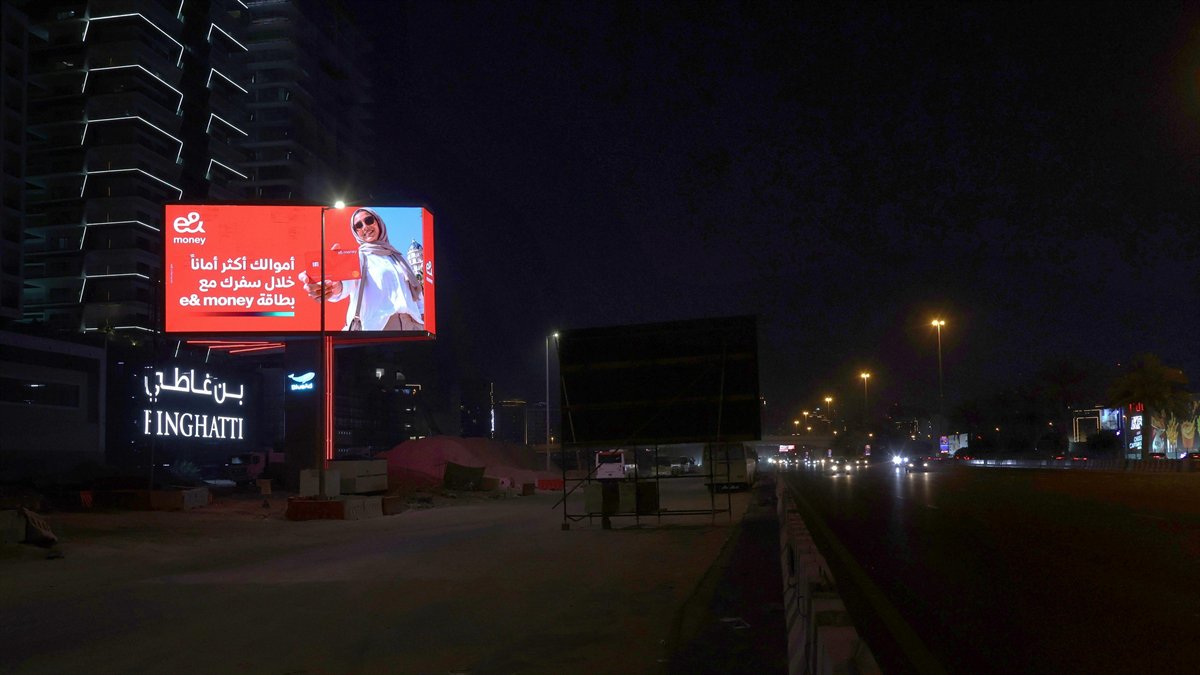 Digital Unipole: Al Khail — By night
